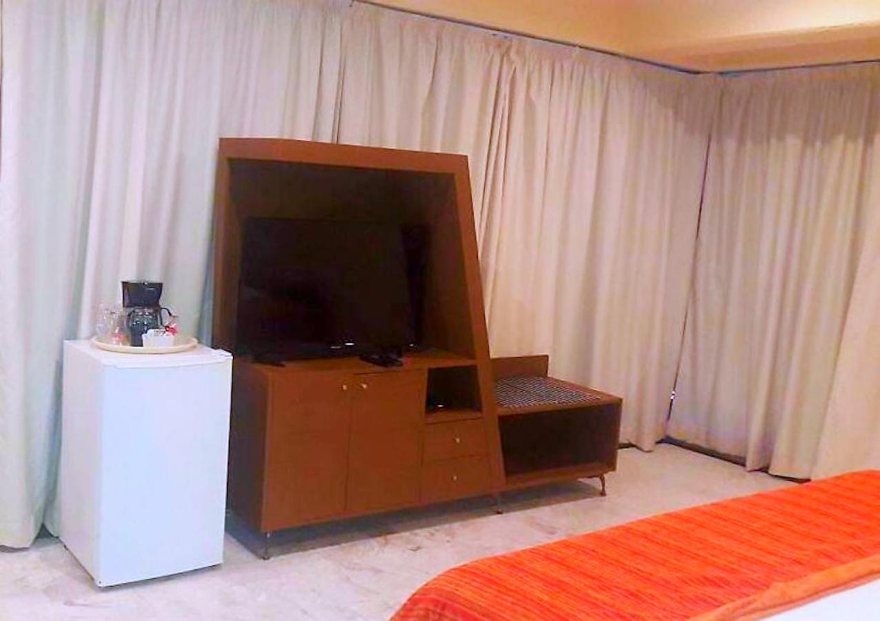 Hotel Versalles Suites Cancún Kültér fotó